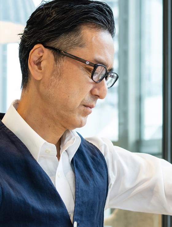 男性が鑑定する様子